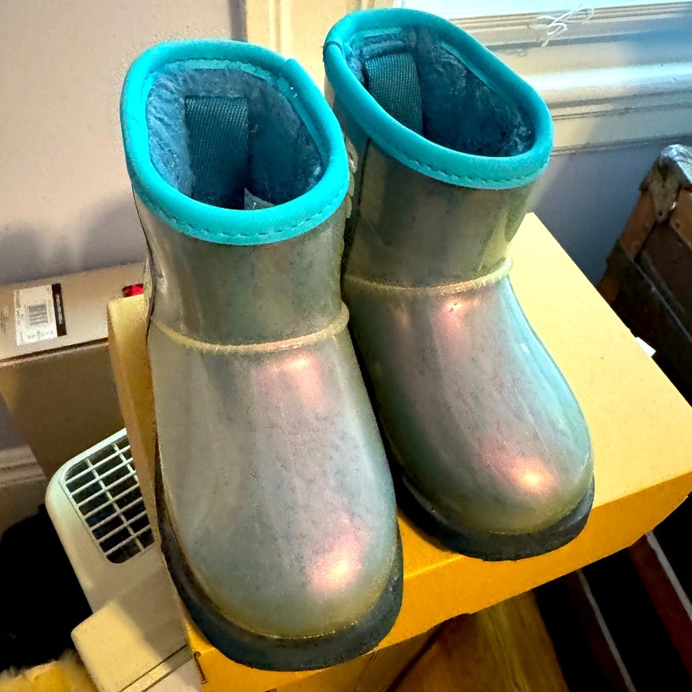 Toddler UGG clear mini in iridescent blue